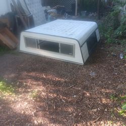 Truck Topper, White, 1 Broken Window, 8ft Bed