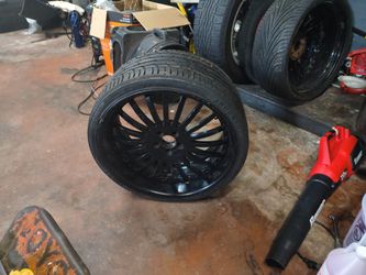 22-in Mercedes-Benz Rim With Tire Like New
