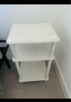 Set of 2 white nightstands
