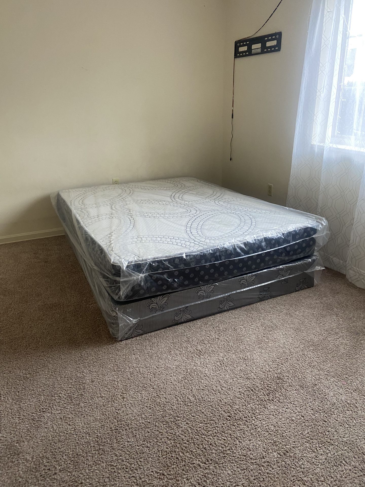 Queen Mattress Come With Free Box Spring - Free Delivery 🚚 To Reasonable Distance