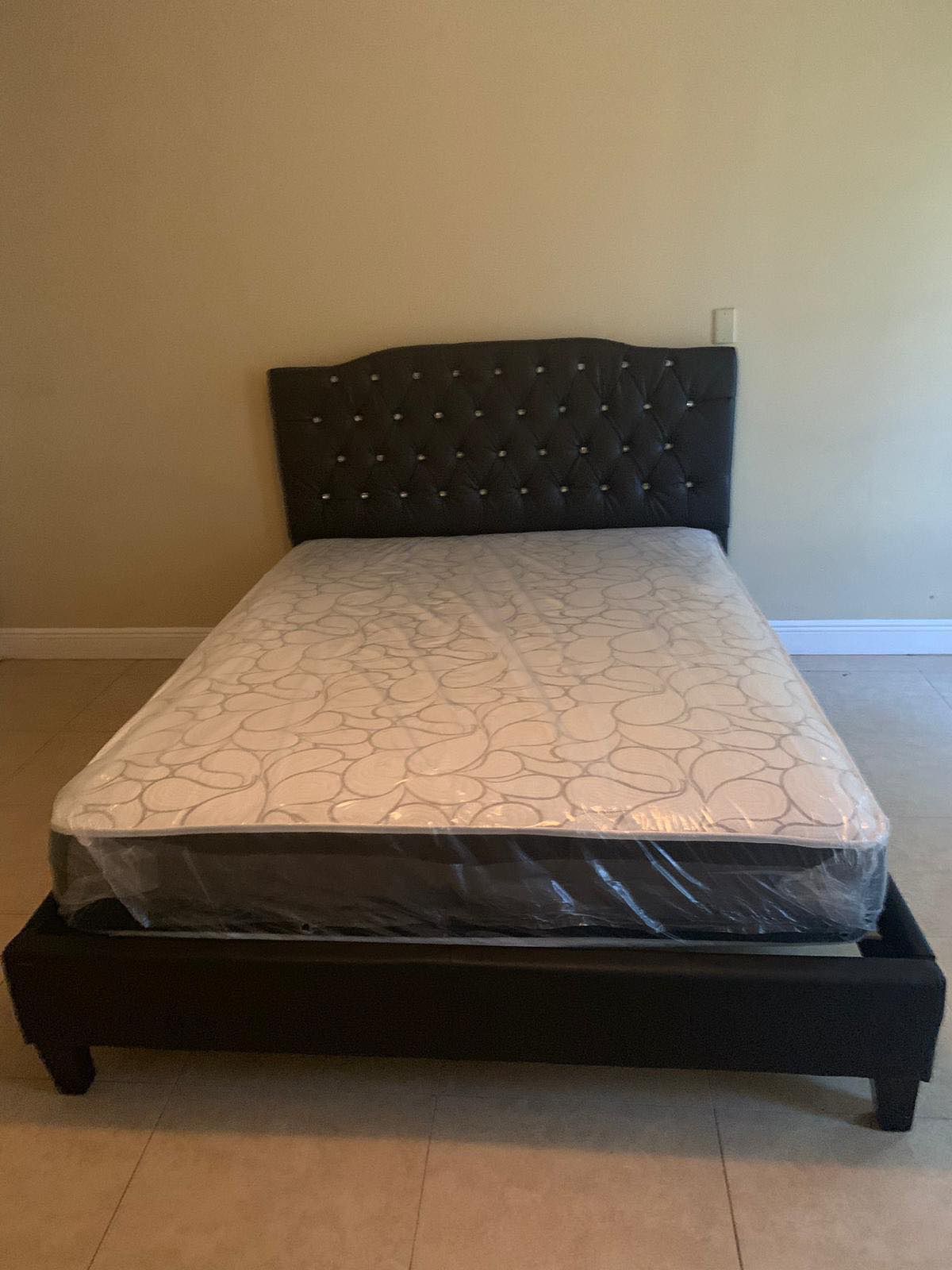 Queen Bed Frame with Mattress included ( Cama con Colchón)