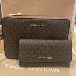 Michael Kors Crossbody Purse With Matching Wristlet Wallet 👌🏻Brand New  💯 Authentic !!!