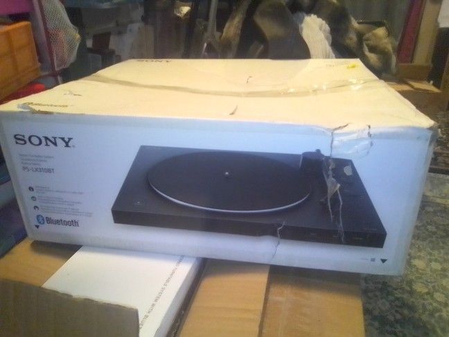 Sony PS-LX310BT
Automatic belt-drive turntable with USB output and Bluetooth®