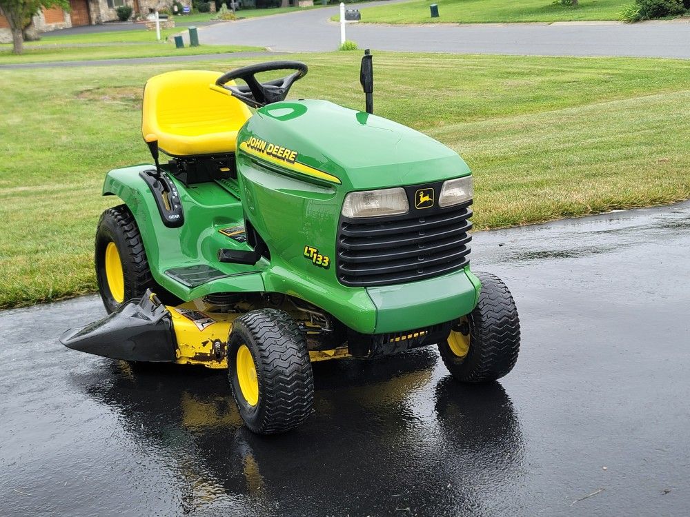 John Deere Lt133 Riding Mower
