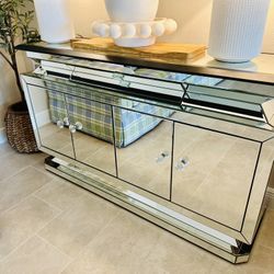 Mirrored Console