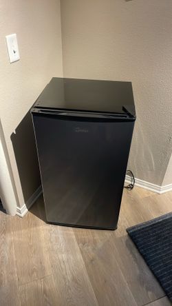 MIDEA Mini Fridge > Model MRM33S8ASL