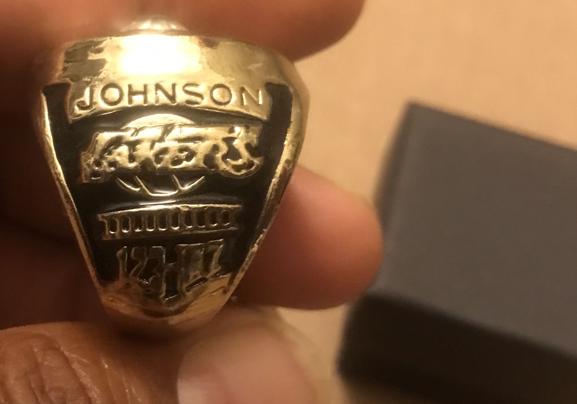 BRAND NEW!💯 HAND-MADE✋MAGIC JOHNSON 1980 LOS ANGELES LAKERS SIZE 11 CHAMPIONSHIP 18K GOLD🌟MVP RING w/BRAND NEW! RING DISPLAY BLACK BOX &5 POSTER SET