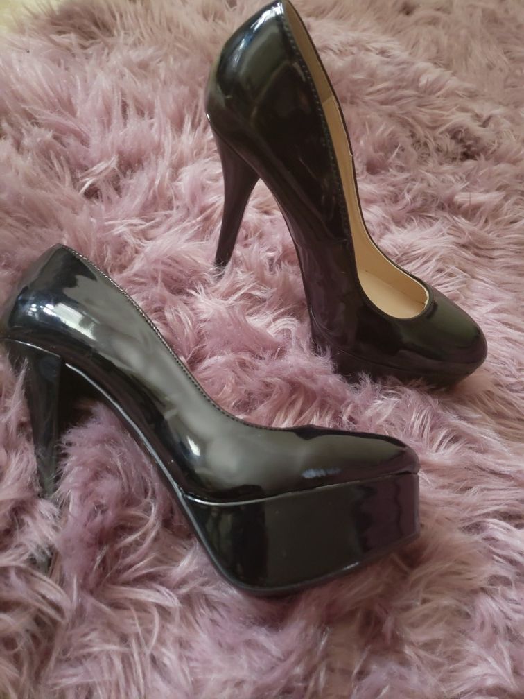 Black Pumps