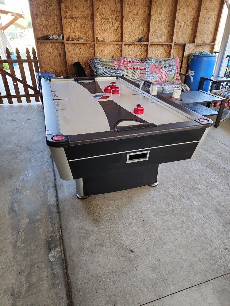 Hockey https://offerup.com/redirect/?o=dGFibGUuSXQ='s working good.Nothing wrong come with everything free