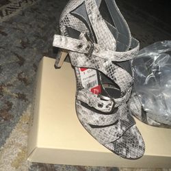 BRAND NEW heels Sz 7