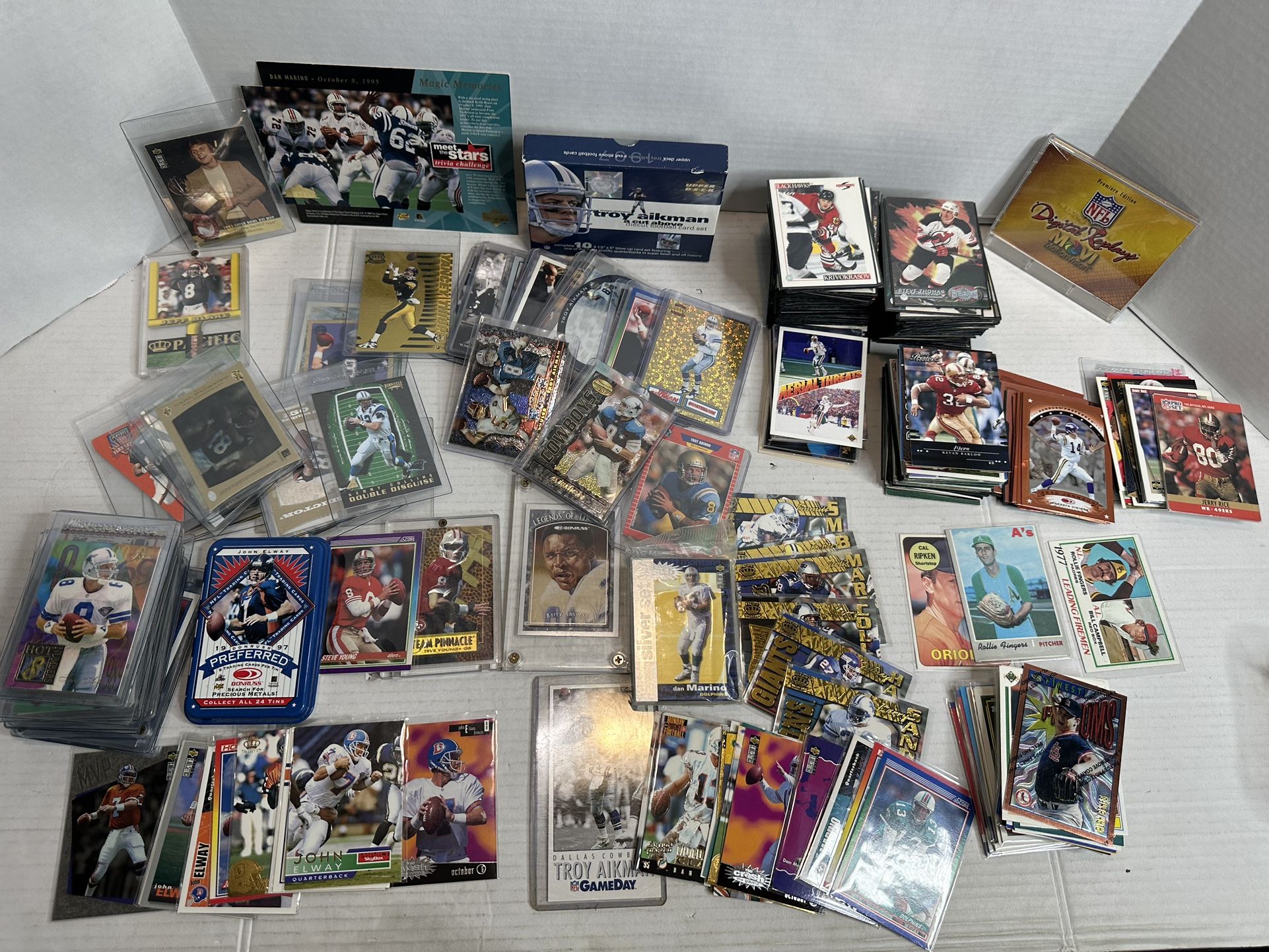 Lot of 500 Vintage Sports Cards- Football Baseball Hockey