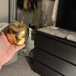 GOLDEN APPLE