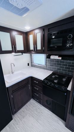 Executive Level $15,000 TRAILER CAMPER FOR SALE 2018 Executive Level