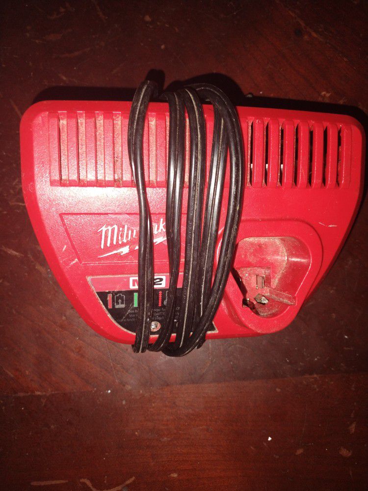 MILWAUKEE M12 CHARGER 