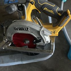 Sierra Circular Inalámbrica DeWalt de 12V MAX Brushless de 5-3/8 pulgadas*.