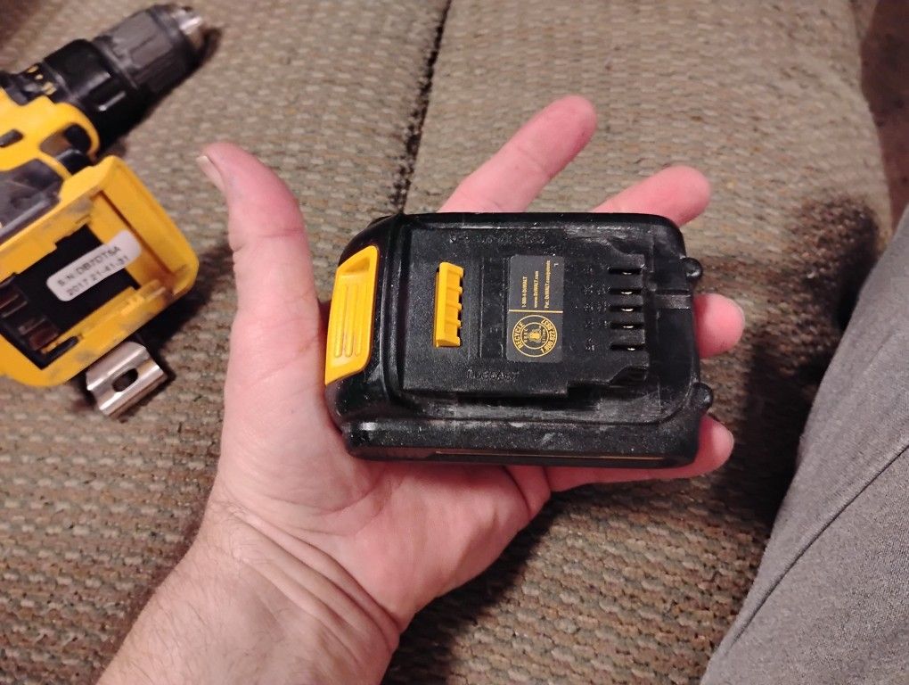 DeWalt Cordless 20V Drill With Bar & Charger