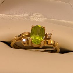 14 K SOLID GOLD PERIDOT AND DIAMOND RING SIZE 6