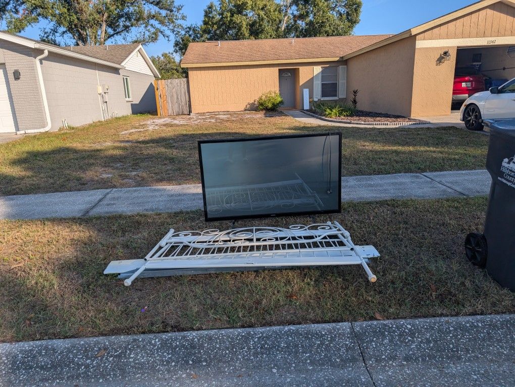 Recycle - Bed Frame And tV