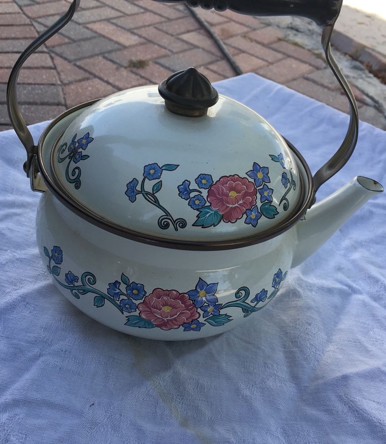 Beautiful Normandy Tea Pot nice shape