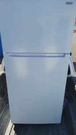 VISANI 30 " REFRIGERATOR PRACTICALLY NEW CAN DELIVER
