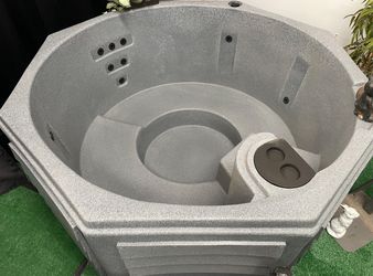Refurbished 6 Person Tuff Spa