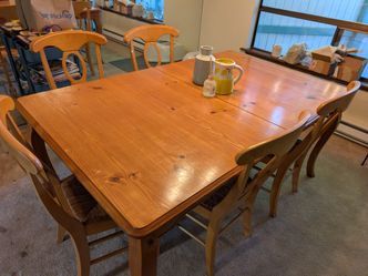Beautiful table with leaf 5 chairs
