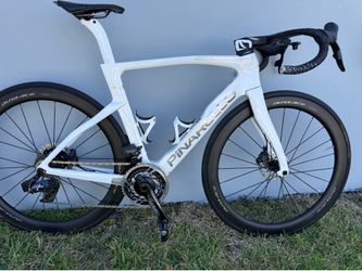 🚴🏻Pinarello Dogma F Disc Carbon Road Bike – Size 54  High-end race bike built for speed, climbing, and performance. Lightweight aero carbon frame wi