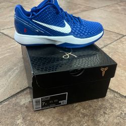 Kobe VI Game Royal /white Size 7Y