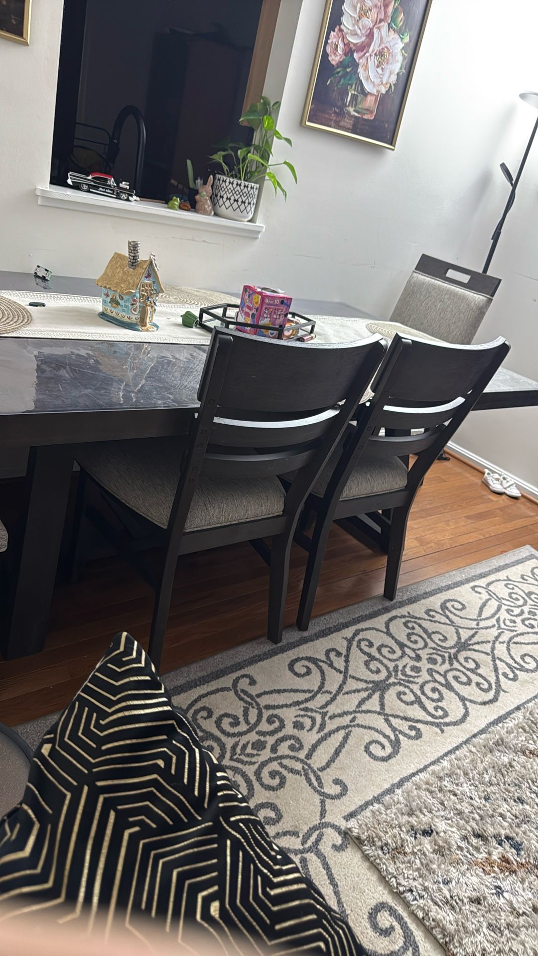 Value City Dinning Set Of 6