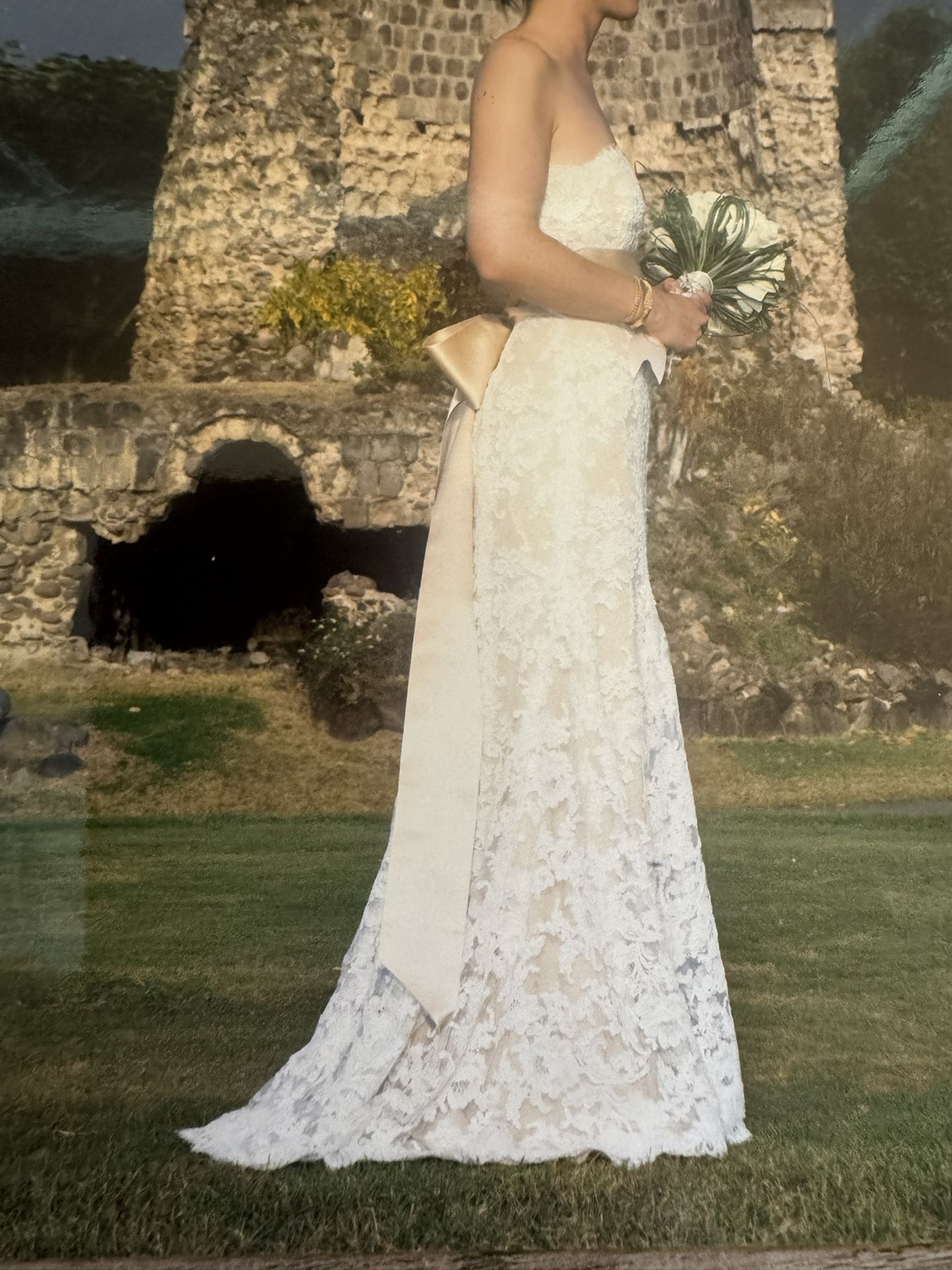 Gorgeous Classic Monique Lhuillier Wedding dress Size 2