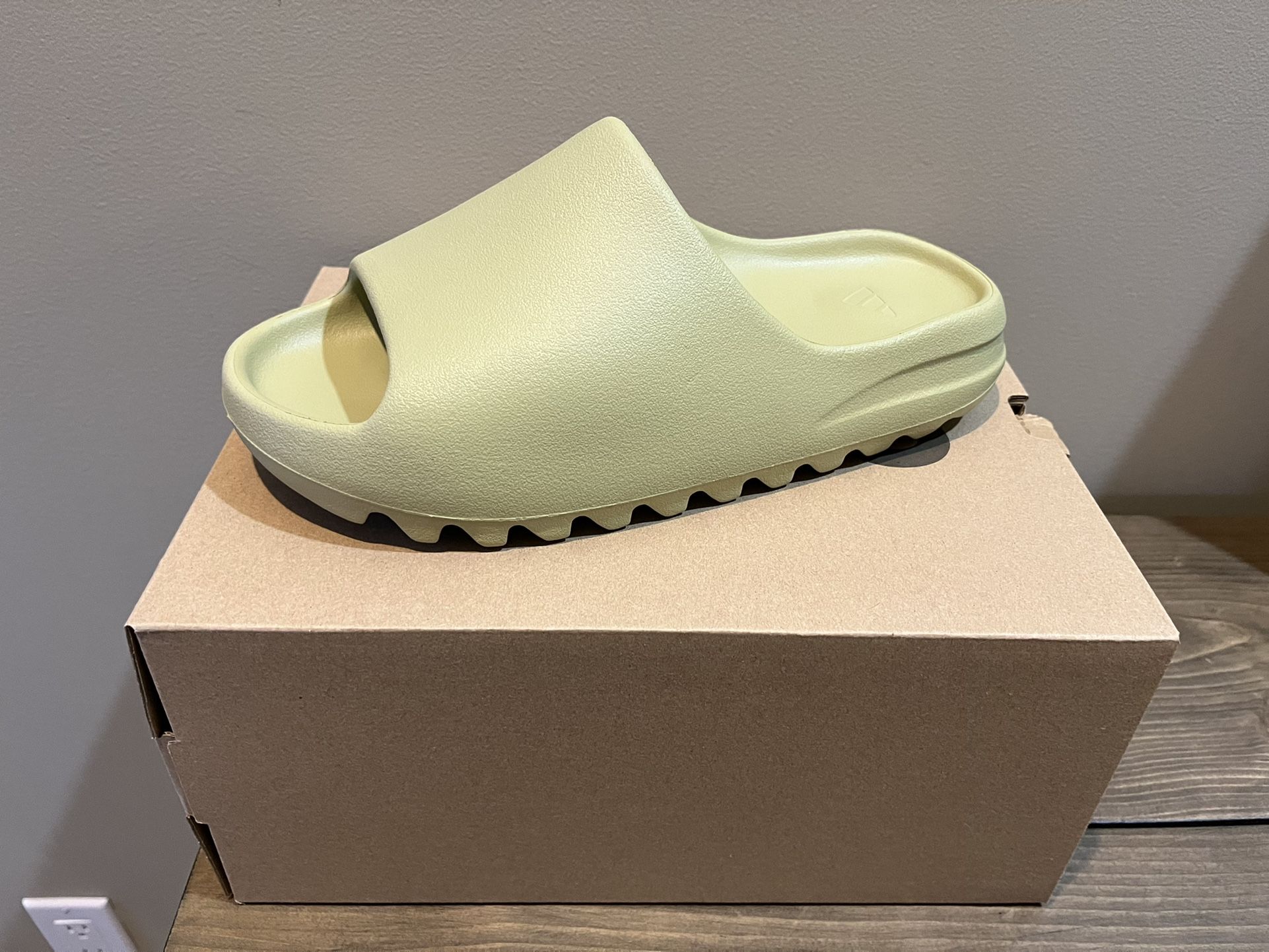 Yeezy Slide Resin Size 9 display picture 1