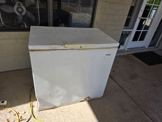 🆓️FREE *IS NOT PRETTY* CHEST FREEZER - ONLY AVAILABLE WEDNESDAY