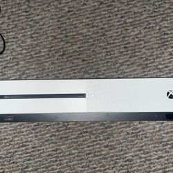 Xbox One S + 2 Controllers  