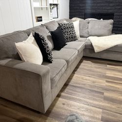 Ashley Furniture Sectional Couch DELIVERY AVAILABLE 🚚