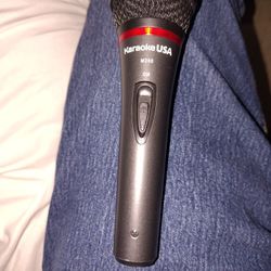 Karaoke USA Dynamic Professional Microphone 
