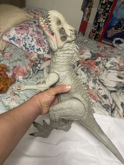 Large collectible dinosaur measures 23.5 inches long and 16 inches high, is in good condition, battery-operated, a great gift for this Christmas, aski