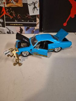 JADA 32038 LOONEY TUNES 1970 PLYMOUTH ROAD RUNNER 1/24 with WILE E COYOTE
