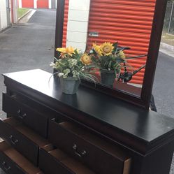 Solid Wood Long Dresser With Big Mirror. Drawers Sliding Smoothly Great Confition