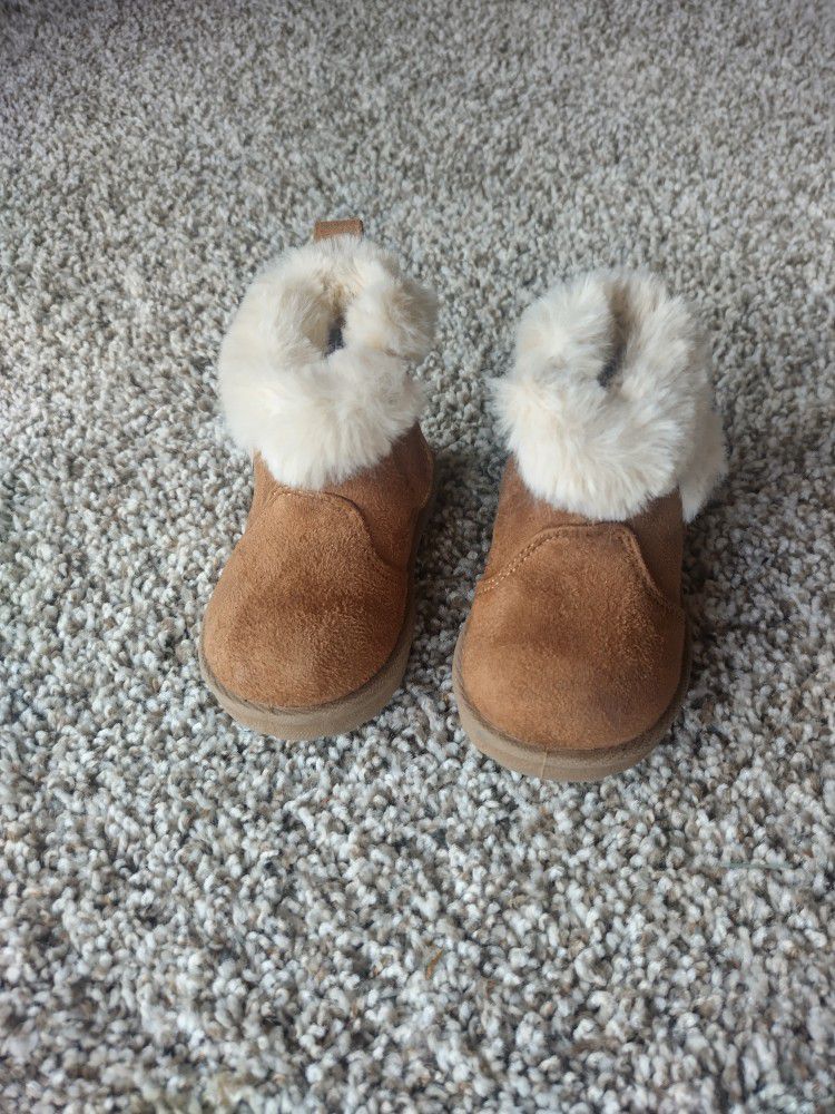 Tan / Brown Baby Boots With Fur / Crib Shoes Size 2