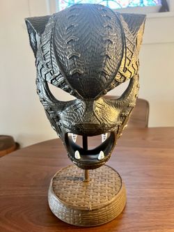 Disney Parks World of Wakanda Black Panther Collectible Mask & Stand