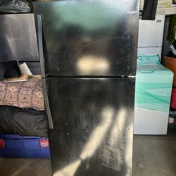 Black Refrigerator/ Refrigerador Negro 