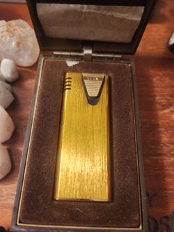 Vintage "WIN" Gold lighter w/ original case