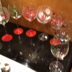 Christmas  Wine Glasses      8  Glasses    
