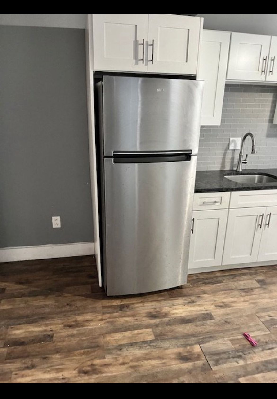 Whirlpool Refrigerator  17.6-cu ft Standard-Depth 28-in Wide Top-Freezer