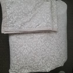 QUEEN SIZE COMFORTER SET W/ SHAMS