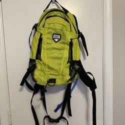 Quest Hydration Pack Backpack 2 Liter yellow Bag Hiking Pockets Water Bladder