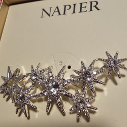 $20.00 - NEW IN BOX, NAPIER HOLIDAY SNOWFLAKES BROOCH!