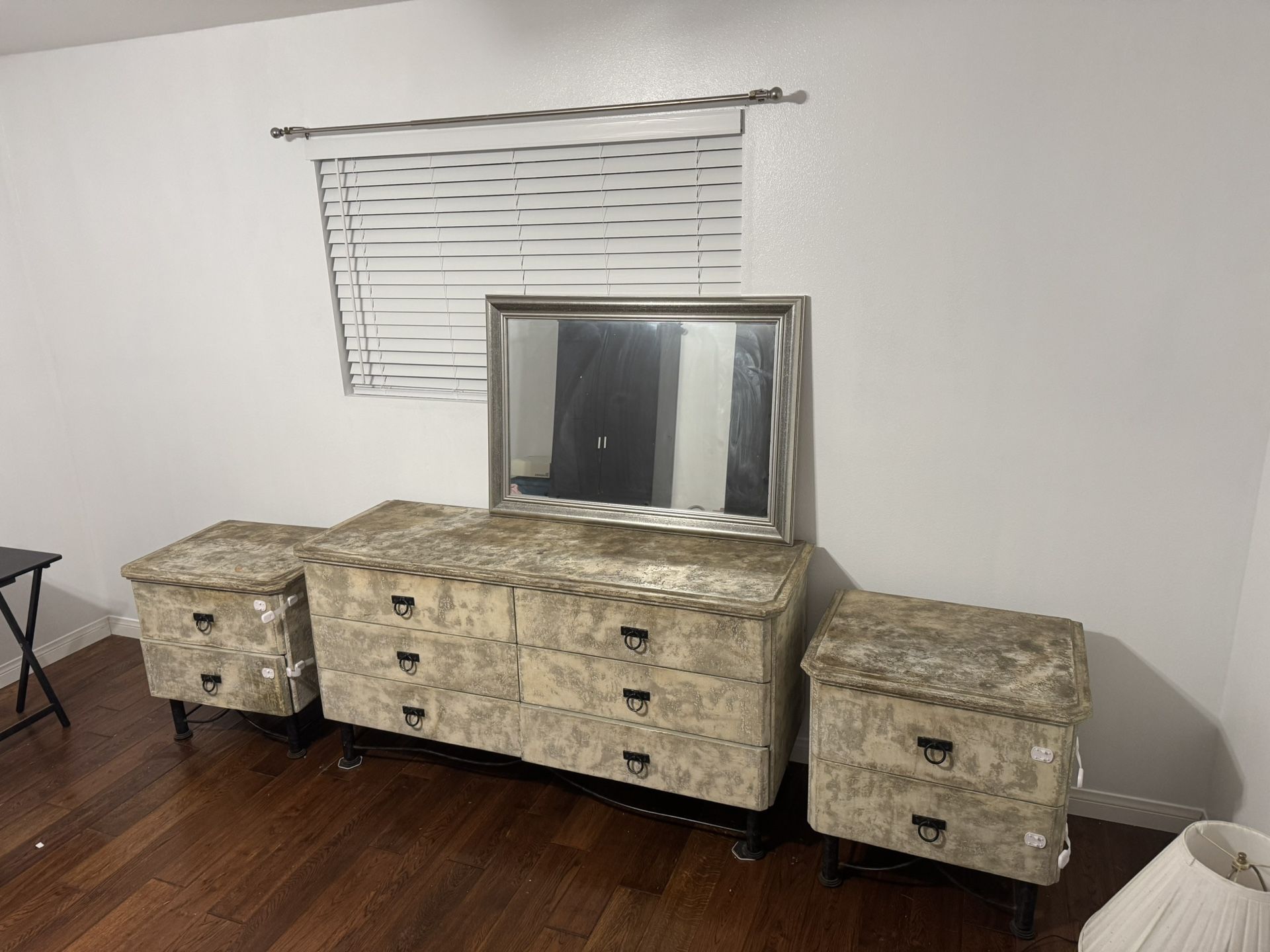 Dresser Set With Night Stands And Mirror