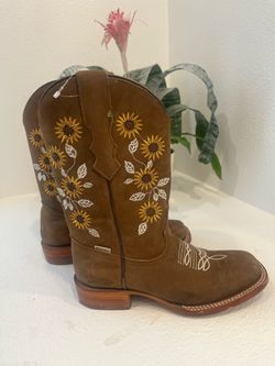 Women brown cowboy shoes, size 8.