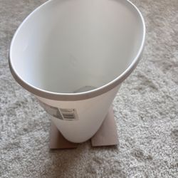 Sterlite 2.5 Gallon 10 Quart Plain White Trash Can